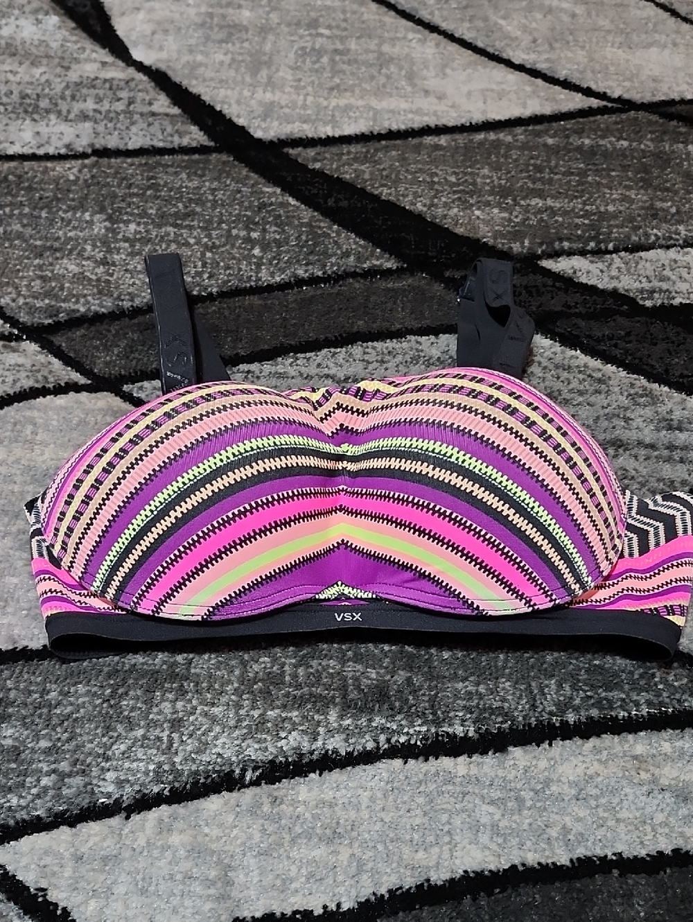 VICTORIA SECRET VSX 2015 MULTI-COLORED ZIG-ZIG STRIPED WIRELESS  SPORTS BRA 36C